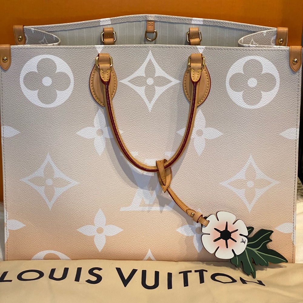 Louis Vuitton Onthego GM Pool